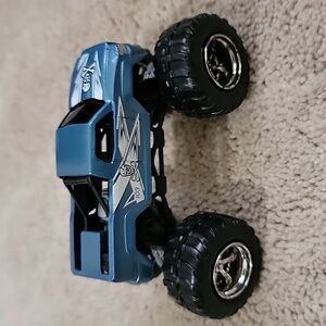 Motormax Mighty Monsters Blue Skull & Crossbones Monster Truck - 1/64